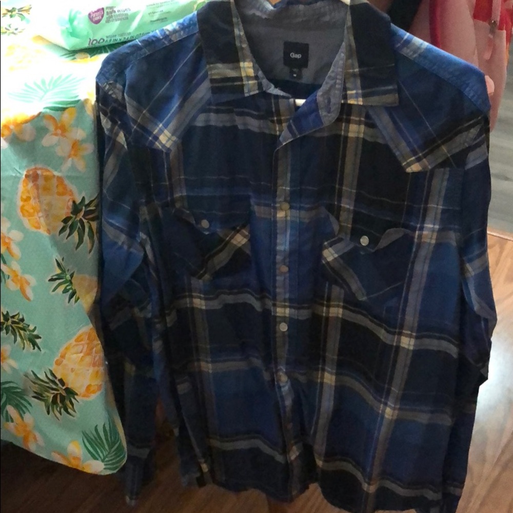 Men’s Gap shirt
